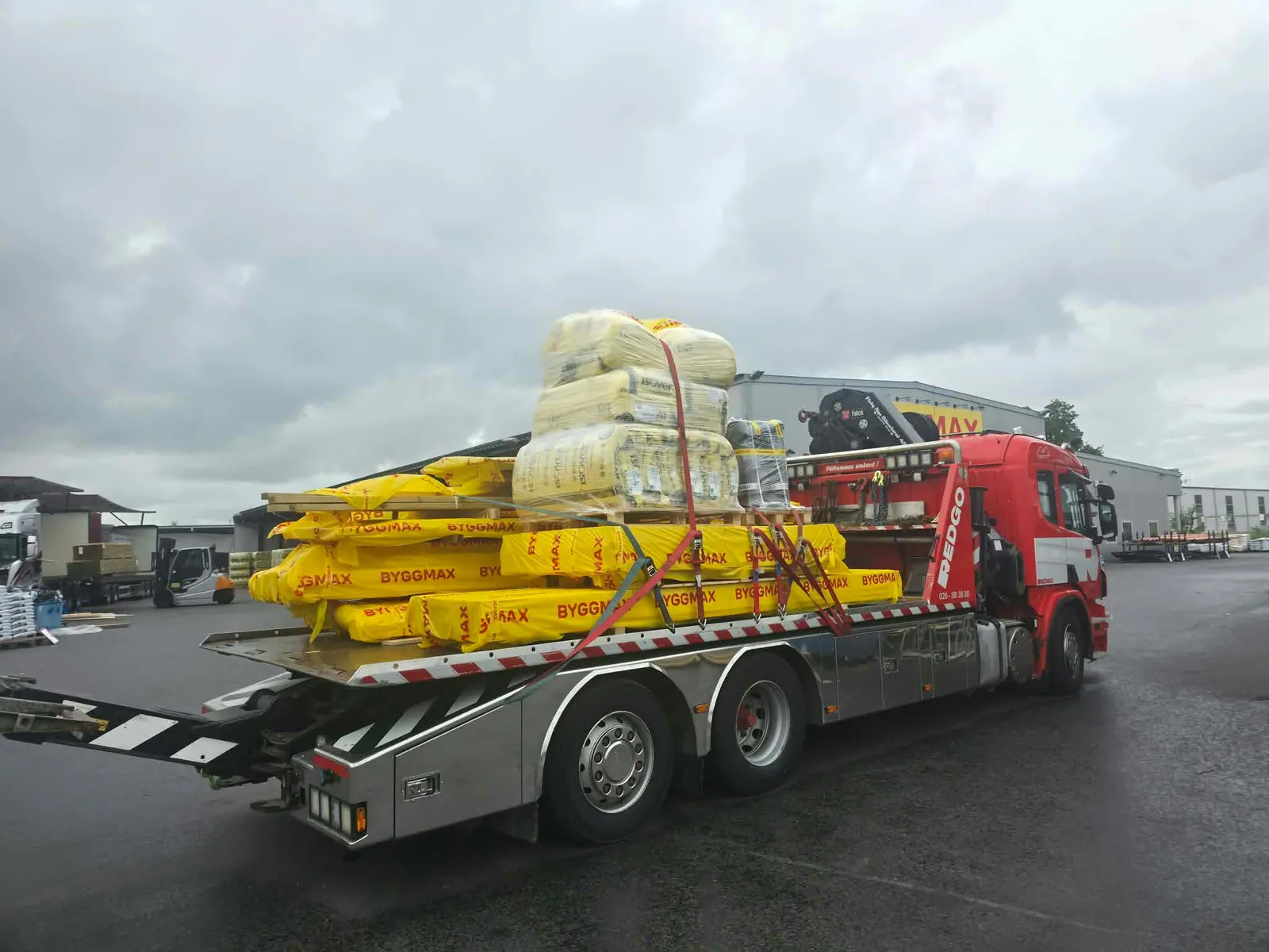Kranbilen transporterar byggmaterial