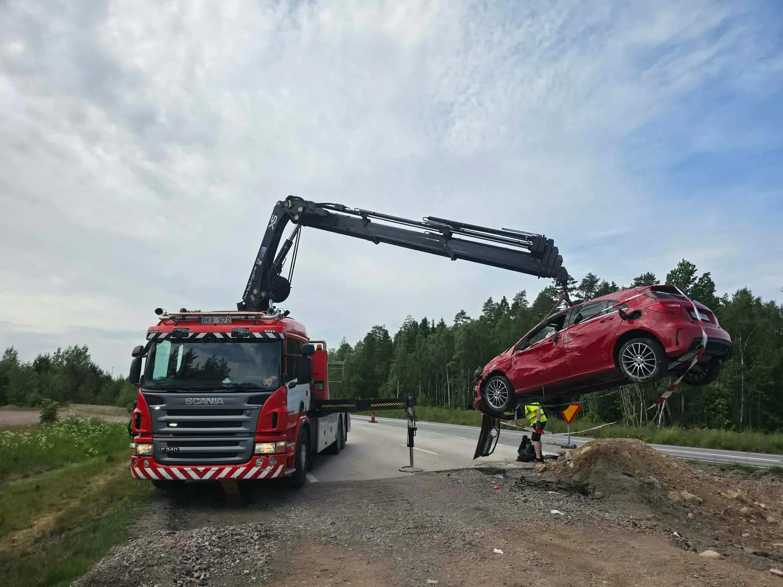 Kranbilen lyfter en skadad bil