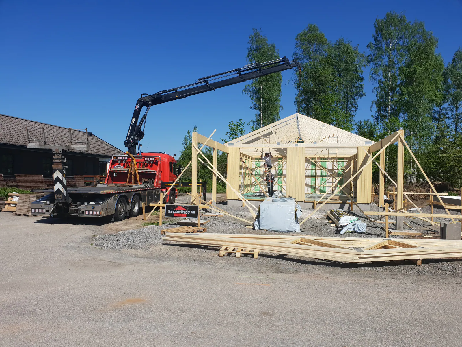 Götenebärgarns kranbil utför ett kranlyft