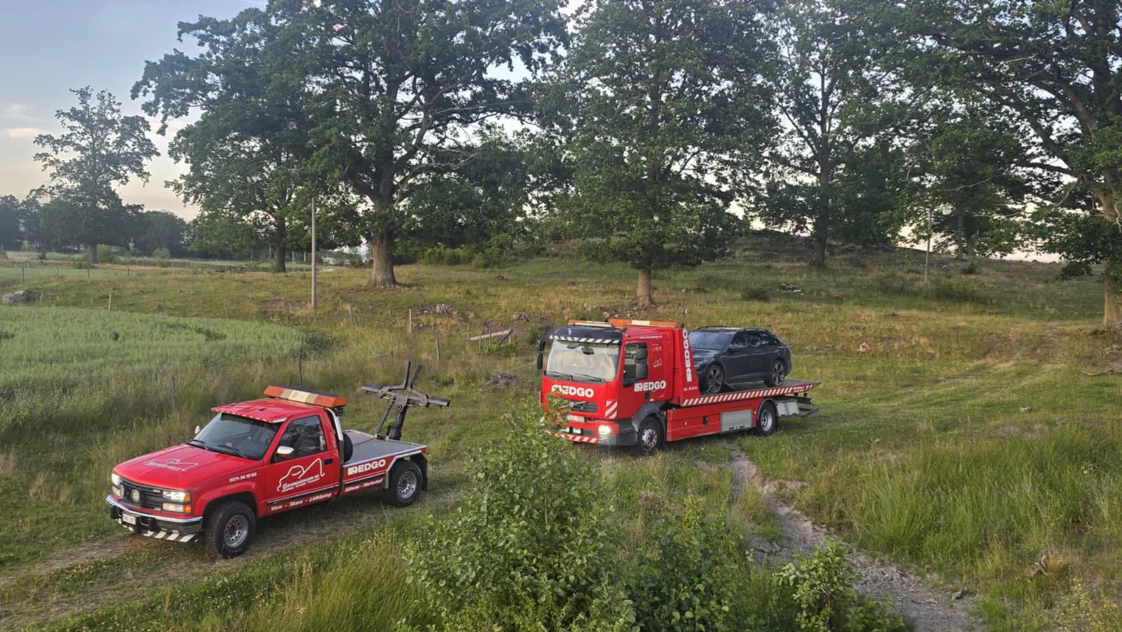 Två av Götenebärgarens bärgningsfordon på ett uppdrag utanför väg