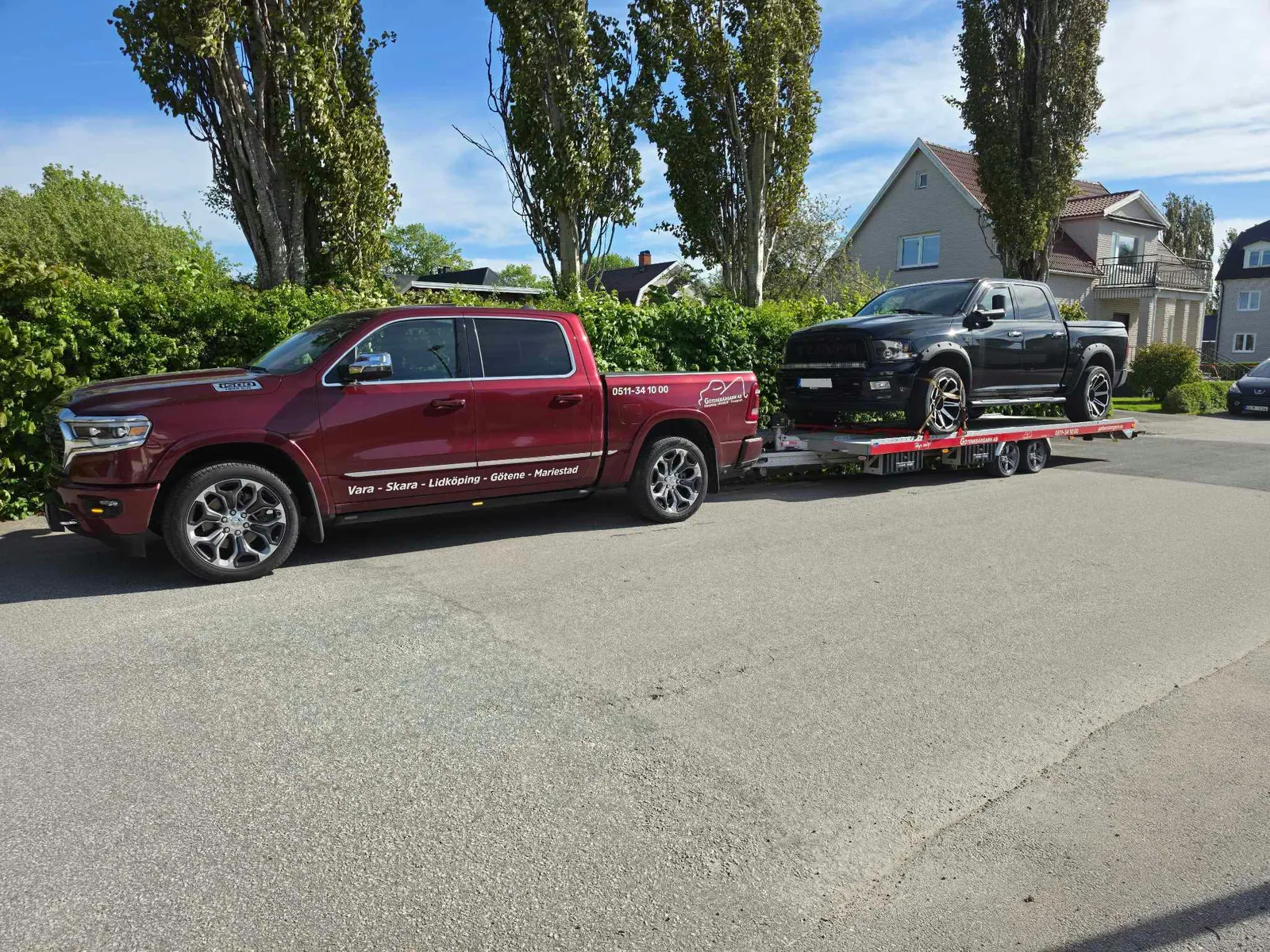 RAM 1500 med biltransport och en svart pickup