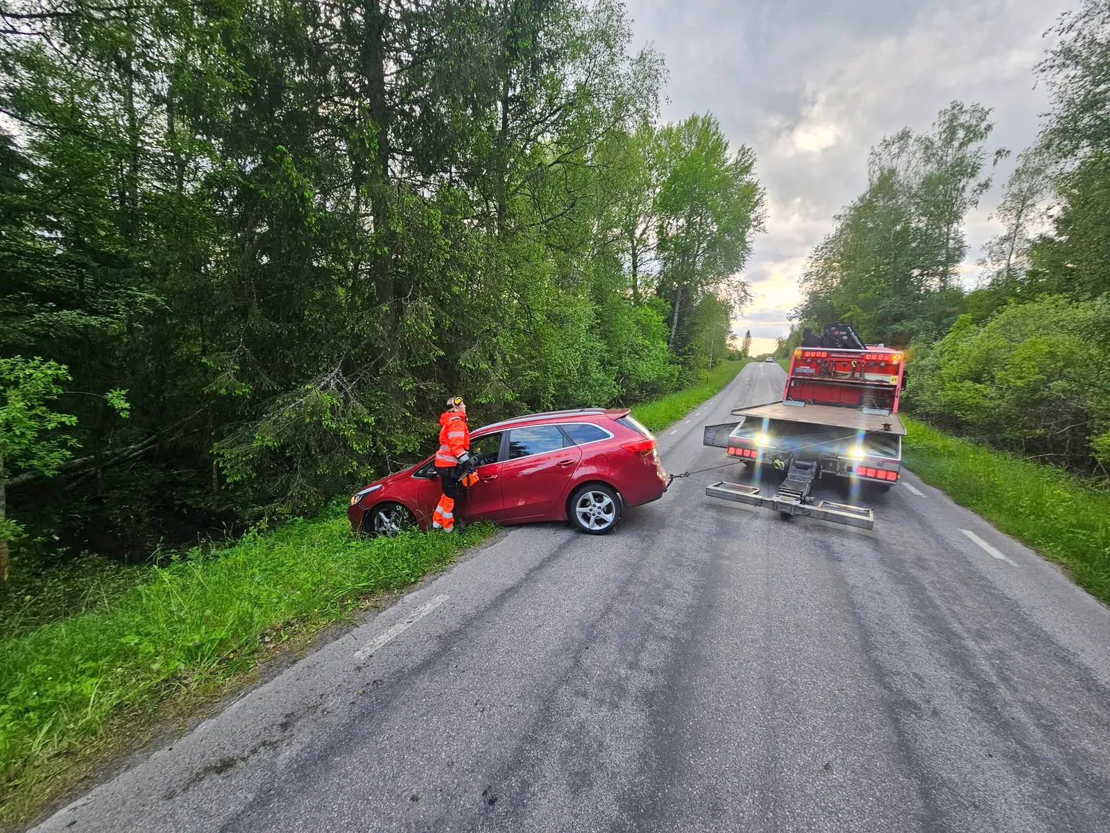 Götenebärgarn drar upp en personbil som lämnat vägbanan