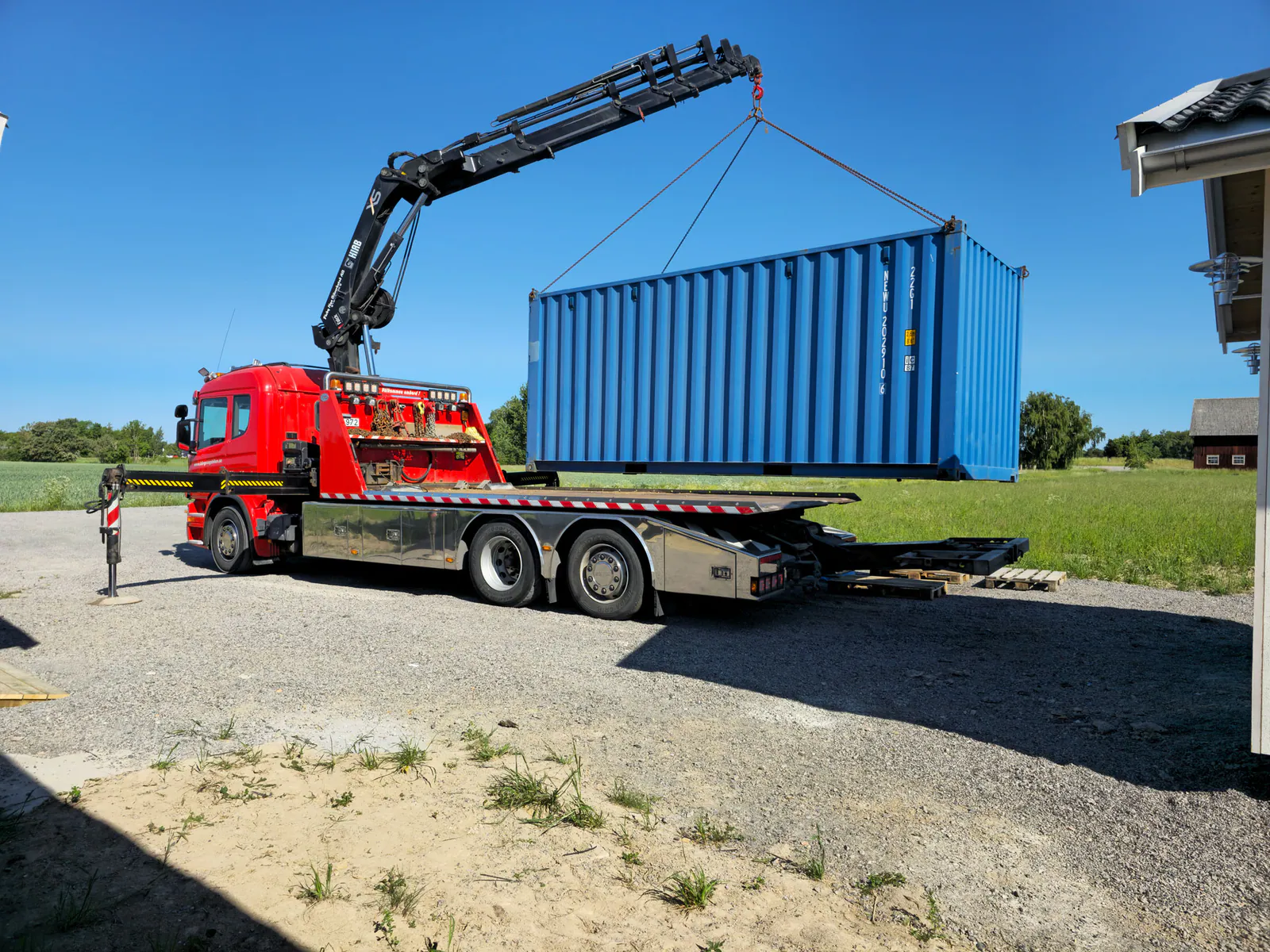 Lastbil för transport och kranlyft